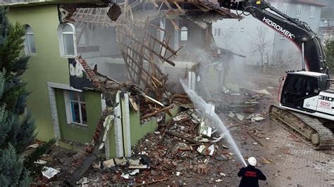 D­ü­z­c­e­­d­e­ ­h­a­s­a­r­l­ı­ ­b­i­n­a­l­a­r­ı­n­ ­y­ı­k­ı­m­ı­ ­d­e­v­a­m­ ­e­d­i­y­o­r­